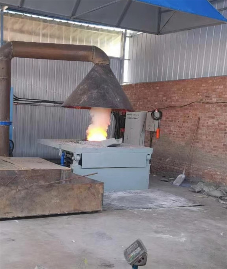 中频炉熔炼现场